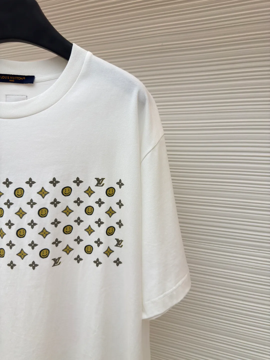 LOUIS VUITTON Smiley short-sleeved T-shirt ●Authentic product: purchased and developed by 8109 ●Item number: 1680133-A10 ●Fabric: pure cotton fabric ●Technology: printing production ●Version: fitted version ●Weight: about 230 grams ●Size: XS-S-L-XL ●Description: Customized 280g pure cotton double yarn stiff fabric. The cloth surface is clean. The texture is clear. The hand feels very delicate and solid. More strong. Comfortable and breathable, not easy to deform and wrinkle. 1×1 Solona thread. Fabric threads are dyed in the same vat with no color difference. Not easy to deform. Full set of customized trademarks, hangtags, wash marks. The highest version on the market, Os dropped shoulders and loose version. The latest synchronization for spring and summer. Fashionable personality. Same style for men and women. Super versatile. The overall wiring is straight and delicate, the fabric is comfortable and soft, and the color is consistent without color difference. It can be matched with the same style to create a fashionable look and control various occasions. Customized accessories, complete with three standards, same style for men and women!